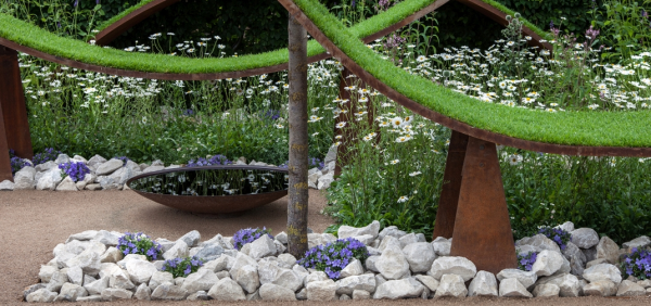 Taman bunga yang berpadu dengan batu alam untuk kesan estetika